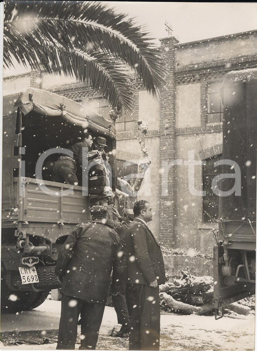 Fotografia d epoca originale 1956 ROMA Via Ostiense  Aiuti CRI per le popolazioni colpite da maltempo Foto 1