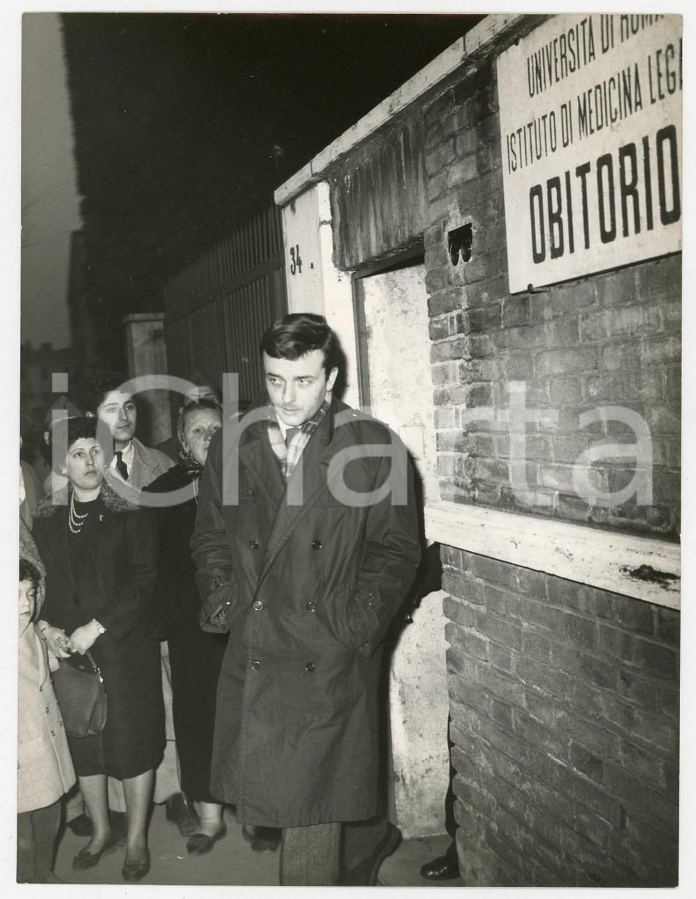 Fotografia d epoca originale 1960 ROMA Morte di Fred BUSCAGLIONE  Il fratello Berto fuori dall obitorio 1