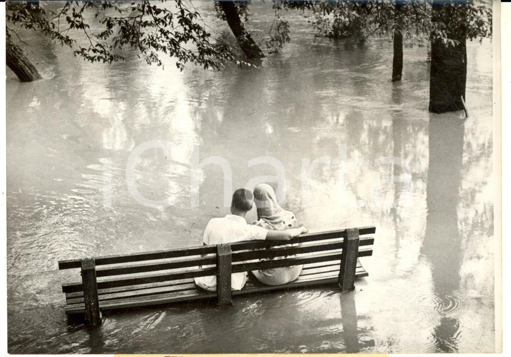 Fotografia d epoca originale 1960 NEW YORK BRONX Appuntamento di due amanti nell alluvione Foto 18x13 cm 1