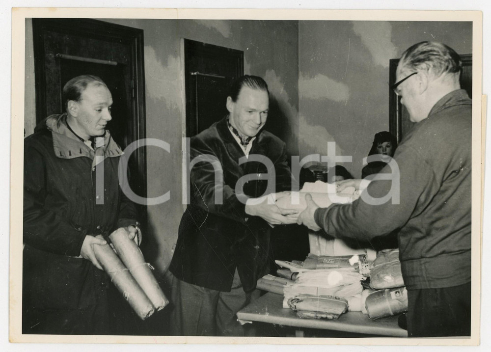 Fotografia d epoca originale 1956 SPITSBERGEN NORWAY PostmanAnker CARLSEN delivering Christmas mails Photo 1