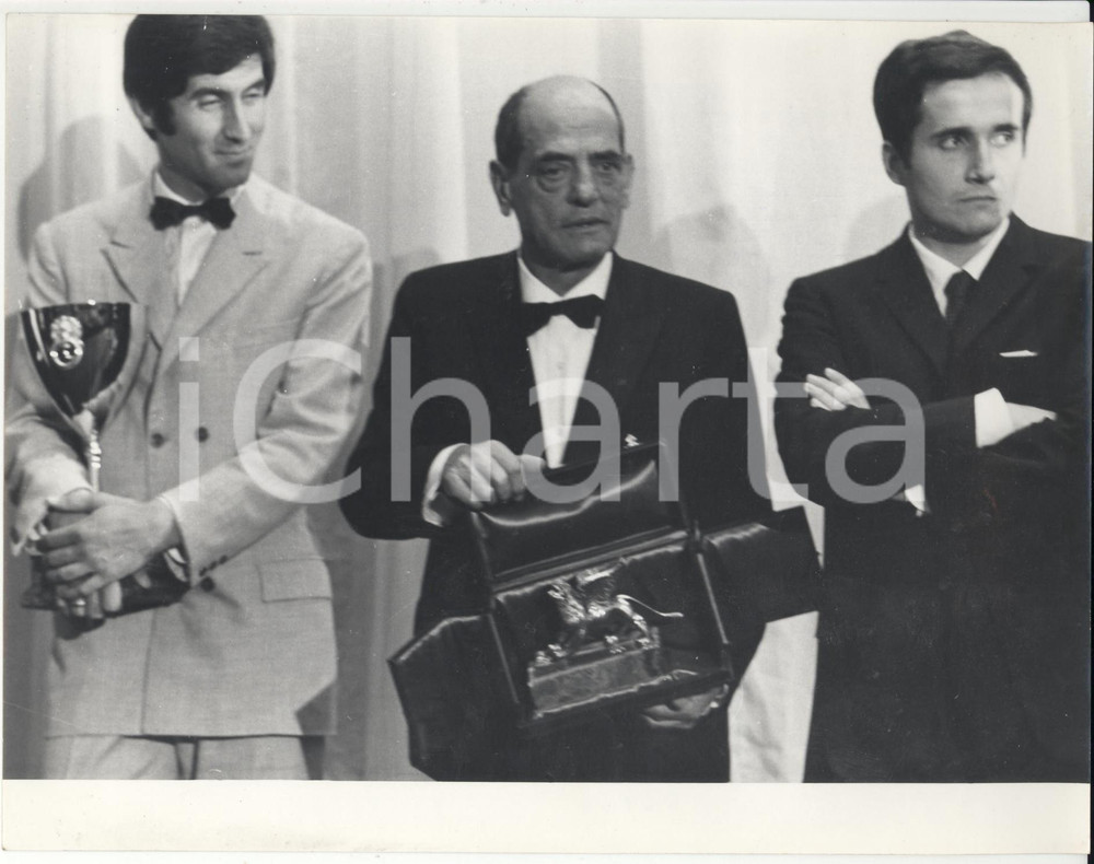 Fotografia d epoca originale 1967 VENEZIA Premiazione Mostra del Cinema  Luis BUÃ‘UEL vince il Leone d oro 1