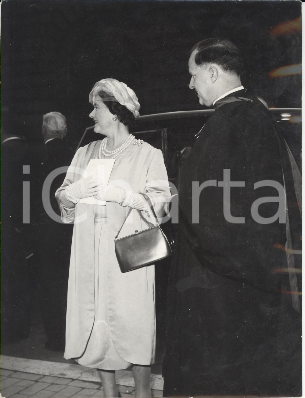 Fotografia d epoca originale 1959 ROMA Regina Madre d Inghilterra visita la chiesa Sant Andrea degli Scozzesi 1
