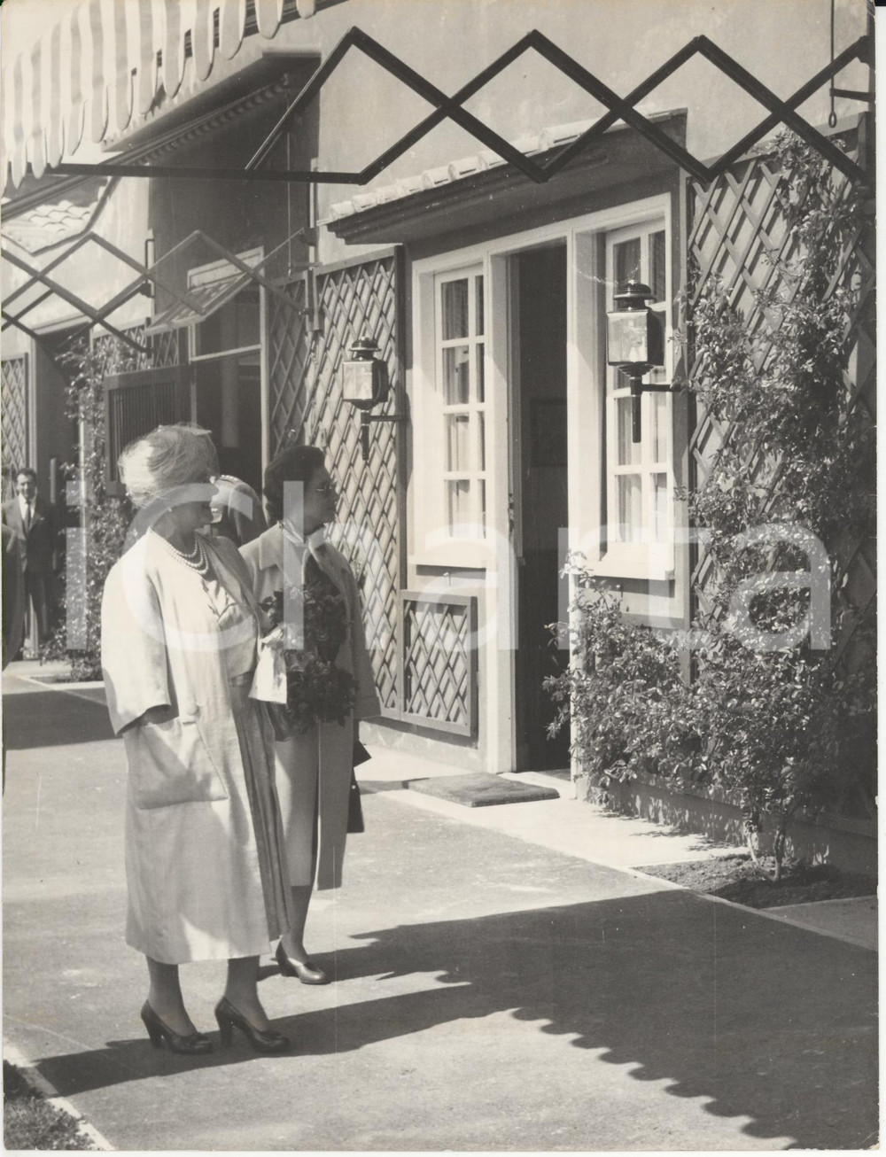 Fotografia d epoca originale 1959 ROMA Regina Madre d Inghilterra visita l allevamento dello stallone RIBOT 1