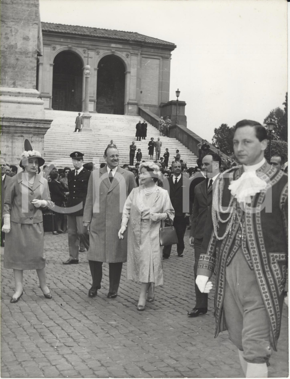 Fotografia d epoca originale 1959 ROMA Regina Madre d Inghilterra con l ambasciatore Sir Ashley CLARKE Foto 1