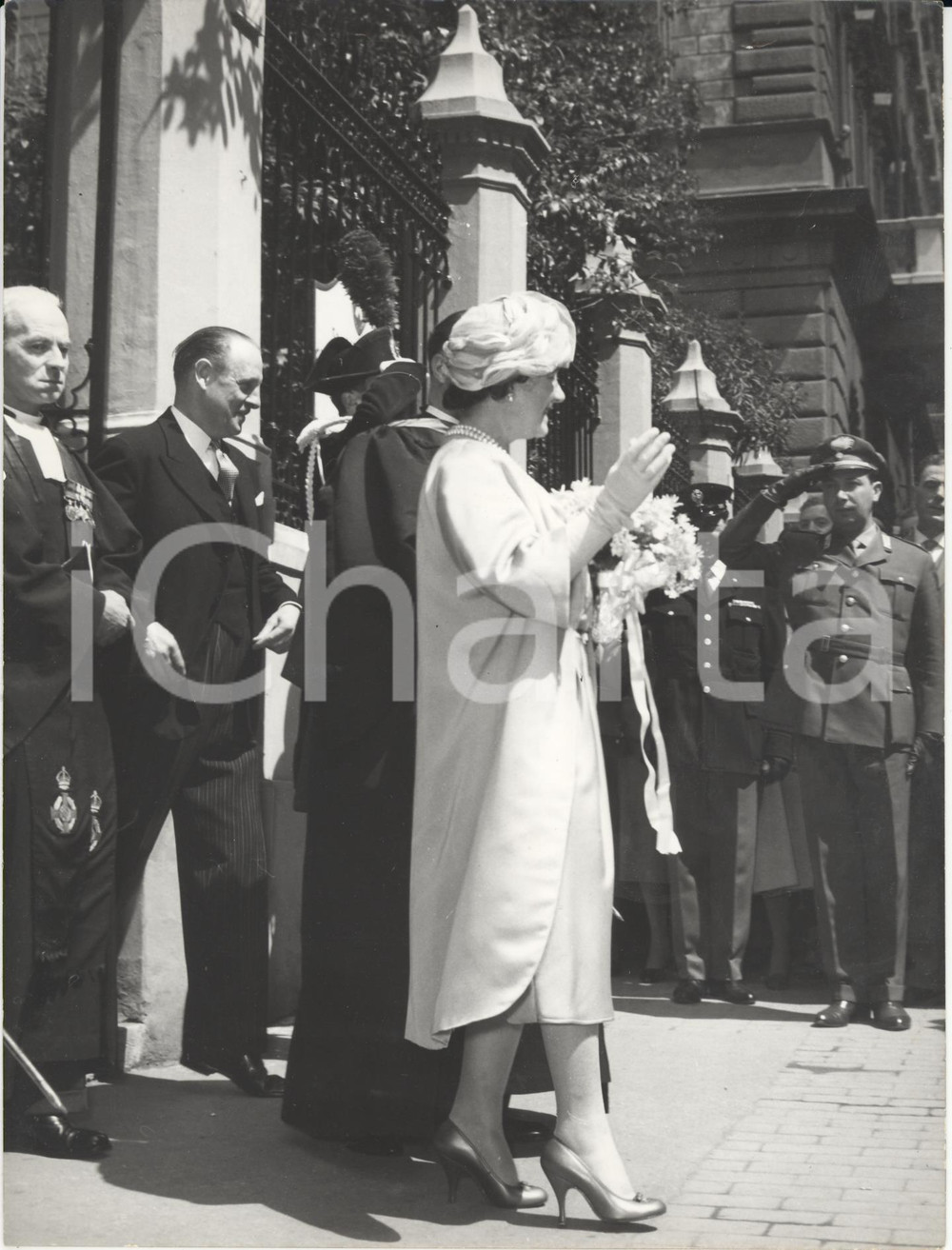 Fotografia d epoca originale 1959 ROMA Regina Madre d Inghilterra alla chiesa di Sant Andrea degli Scozzesi 1