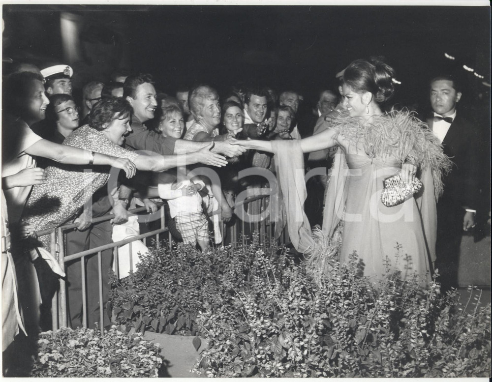 Fotografia d epoca originale 1967 VENEZIA MOSTRA DEL CINEMA Claudia CARDINALE con abito di Nina RICCI Foto 1