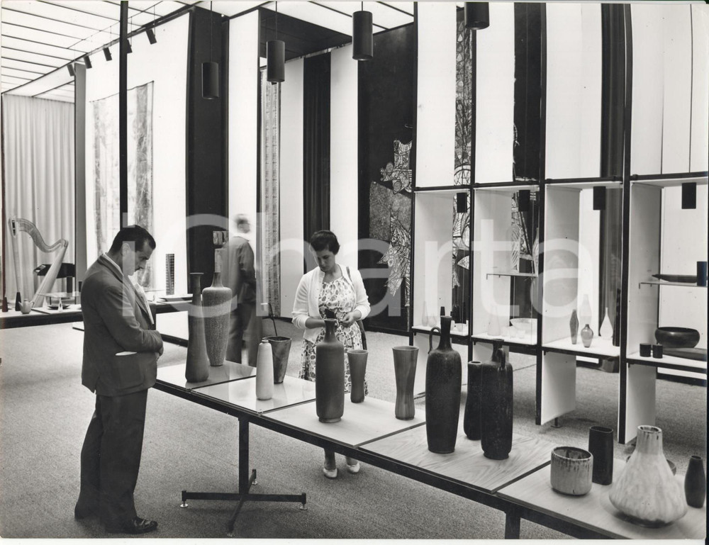Fotografia d epoca originale 1957 XI TRIENNALE DI MILANO Sezione Ceramica  Stand Germania Foto 24x18 cm 1