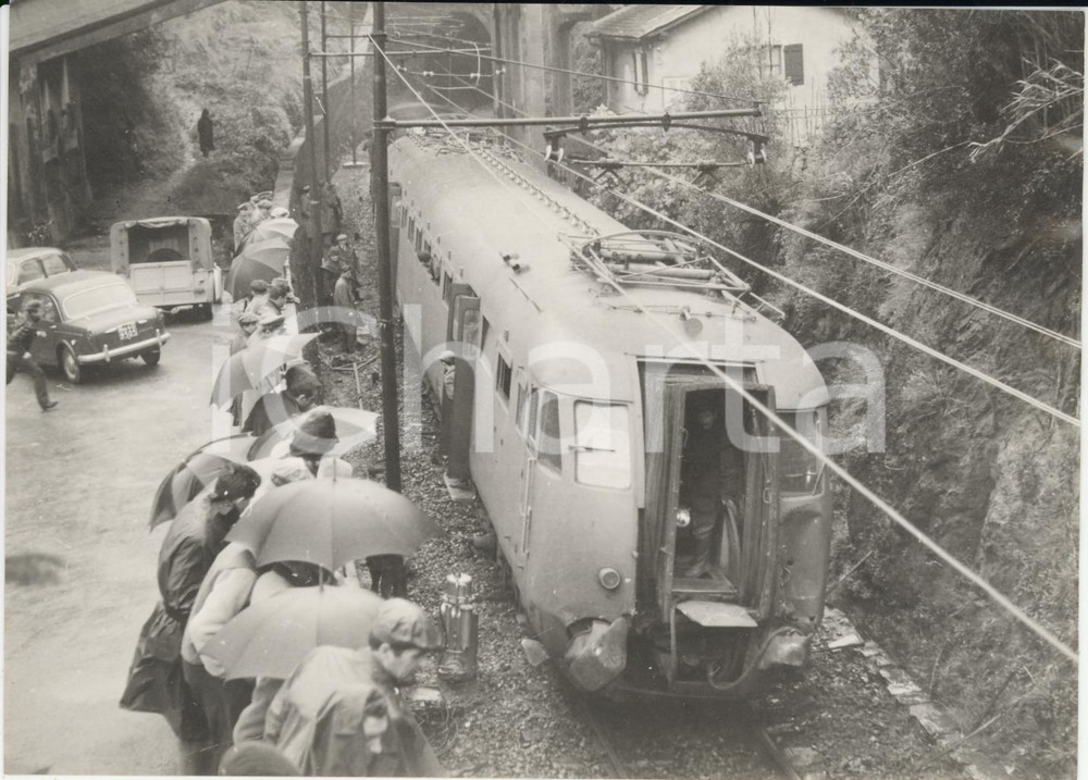 Fotografia d epoca originale 1960 SAVONA  ALBISSOLA Linea ferroviaria interrotta per incidente Foto 18x13 1