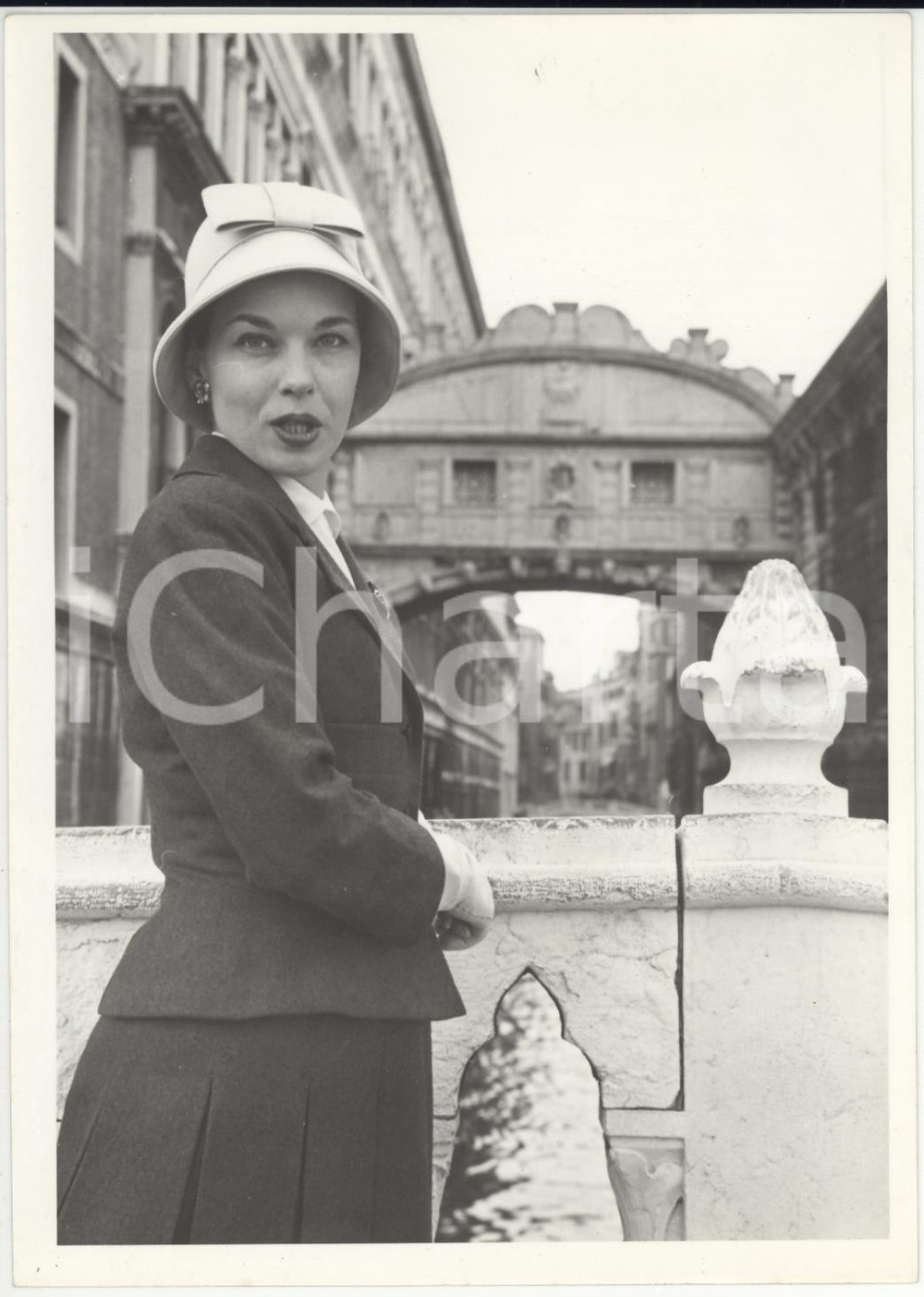 Fotografia d epoca originale 1958 VENEZIA Ponte della Paglia  Leila HADLEY davanti al Ponte dei Sospiri 1