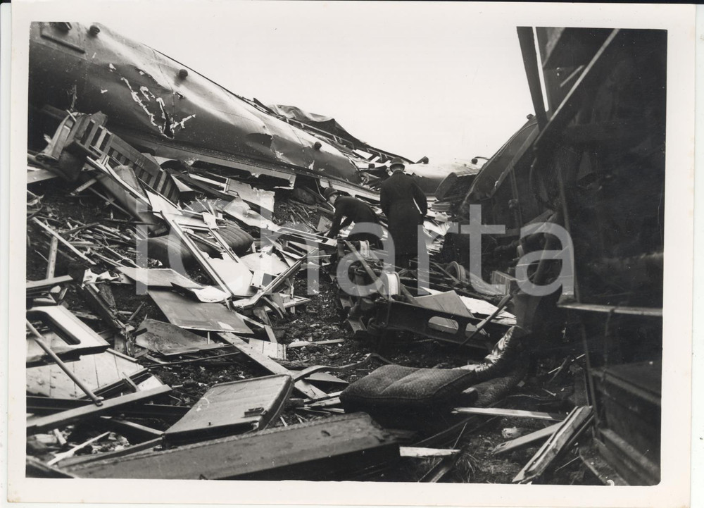 Fotografia d epoca originale 1955 DIDCOT UK Policemen searching people in wrecked coaches Photo 20x15 cm 1