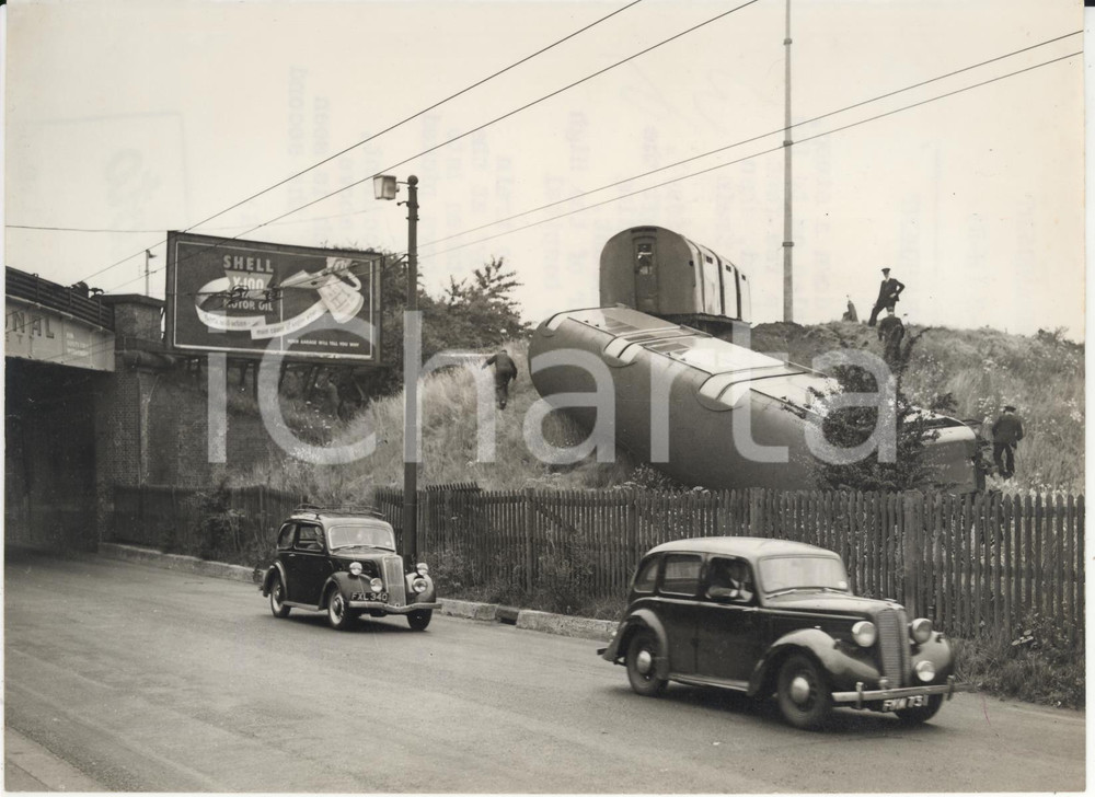 Fotografia d epoca originale 1953 HIGH BARNET Tube coach tumbling down few feet near Great North Road Photo 1