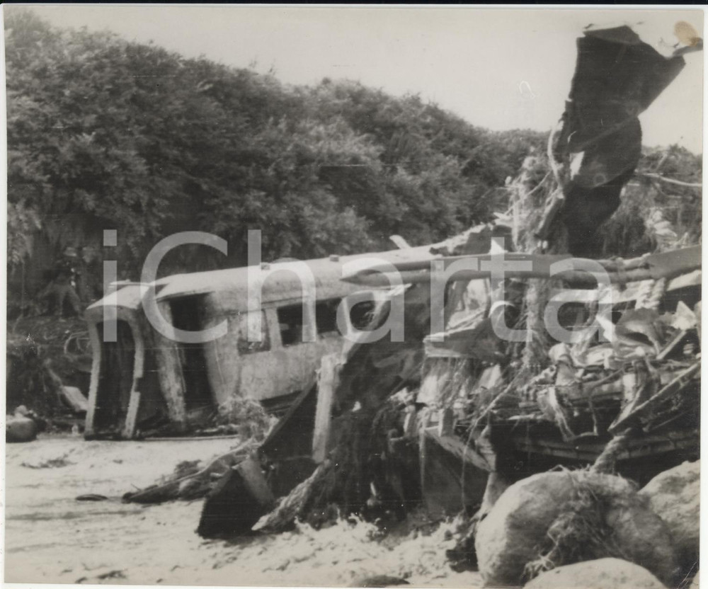 Fotografia d epoca originale 1953 NEW ZELAND Tangiwai disaster Coaches derail into the Whangaehu River Photo 1