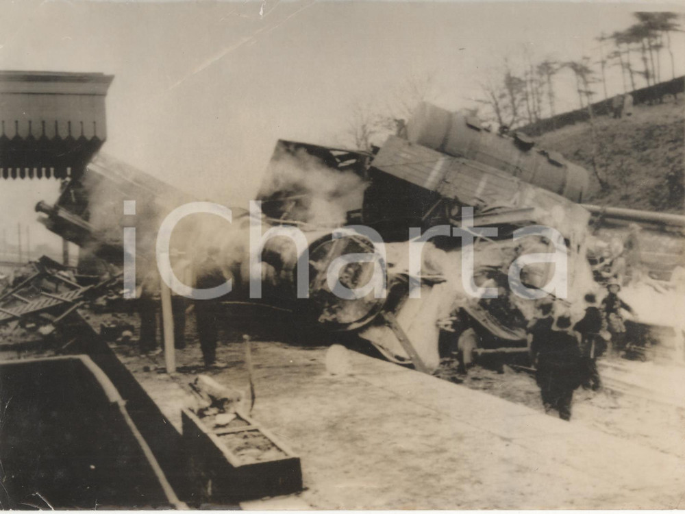 Fotografia d epoca originale 1957 CHAPELENLEFRITH UK Steam locomotive on platform after triple smash 1