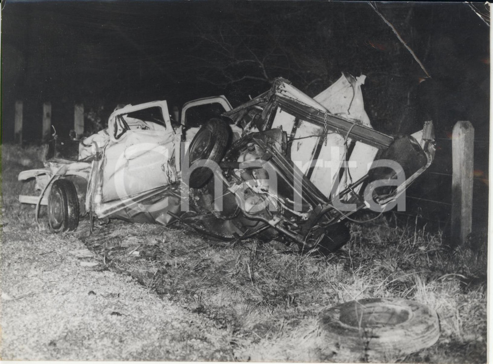 Fotografia d epoca originale 1961 COOKHAM Wrecked van after train accident with steam locomotive Photo 1