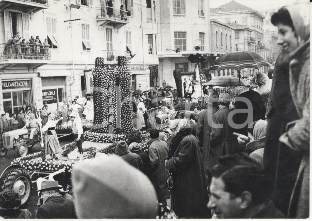 Fotografia d epoca originale 1956 SANREMO Corso dei Fiori  Carro allegorico sfilano sotto la nevicata Foto 1