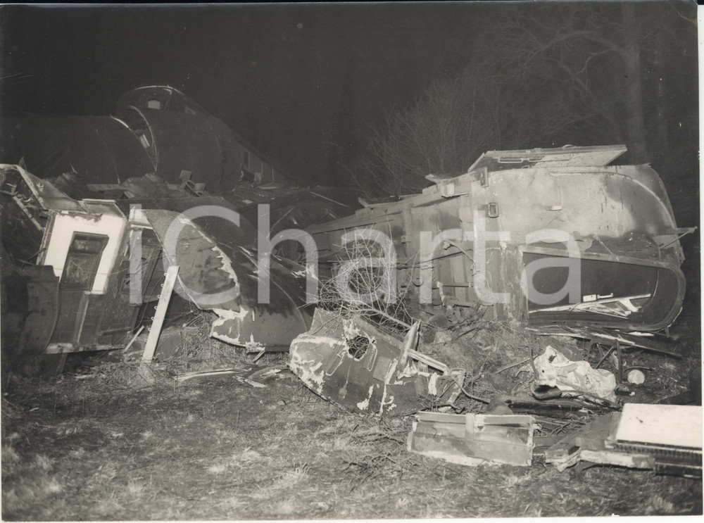 Fotografia d epoca originale 1955 MILTON UK Wrecked coaches piled at scene of crash Photo 20x15 cm 1
