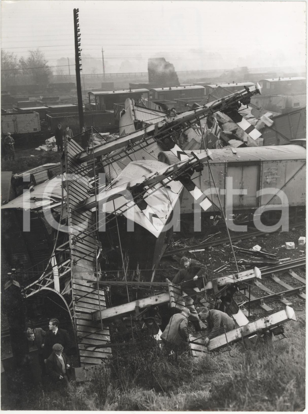 Fotografia d epoca originale 1958 HITCHIN Locomotives and smashed wagons on the scene of crash Photo 15x20 1