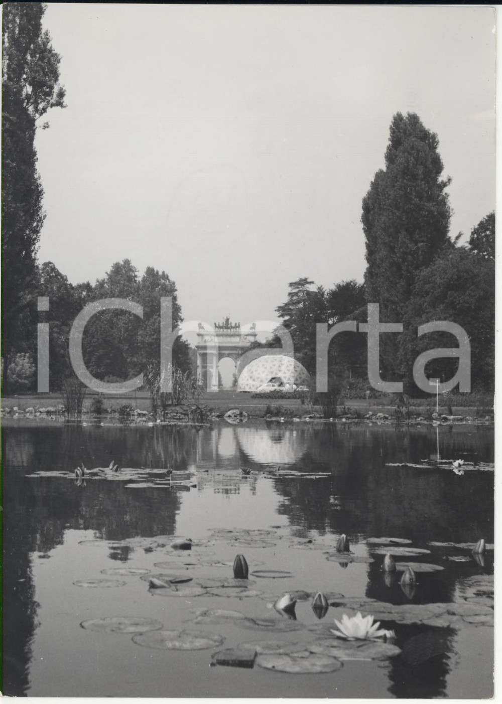 Fotografia d epoca originale 1954 X TRIENNALE DI MILANO Parco Sempione  Abitazione a cupola geodetica FÃœLLER 1