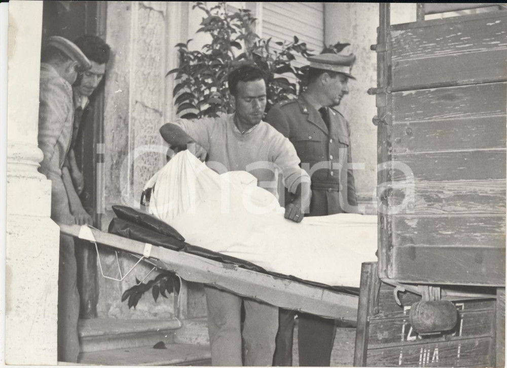 Fotografia d epoca originale 1958 NETTUNO Incidente mortale aereo BEA  Recupero delle salme Foto 18x13 cm 1