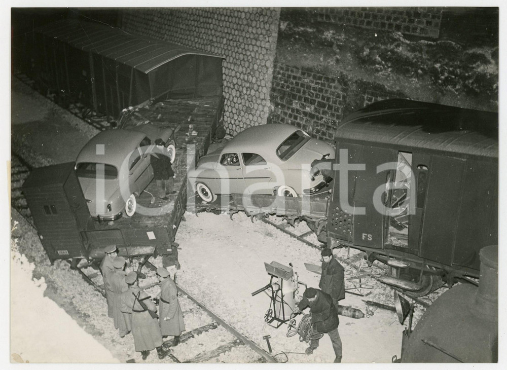 1954 PALERMO Treno merci deraglia distruggendo alcune FIAT 1400 *Foto 18x13 cm