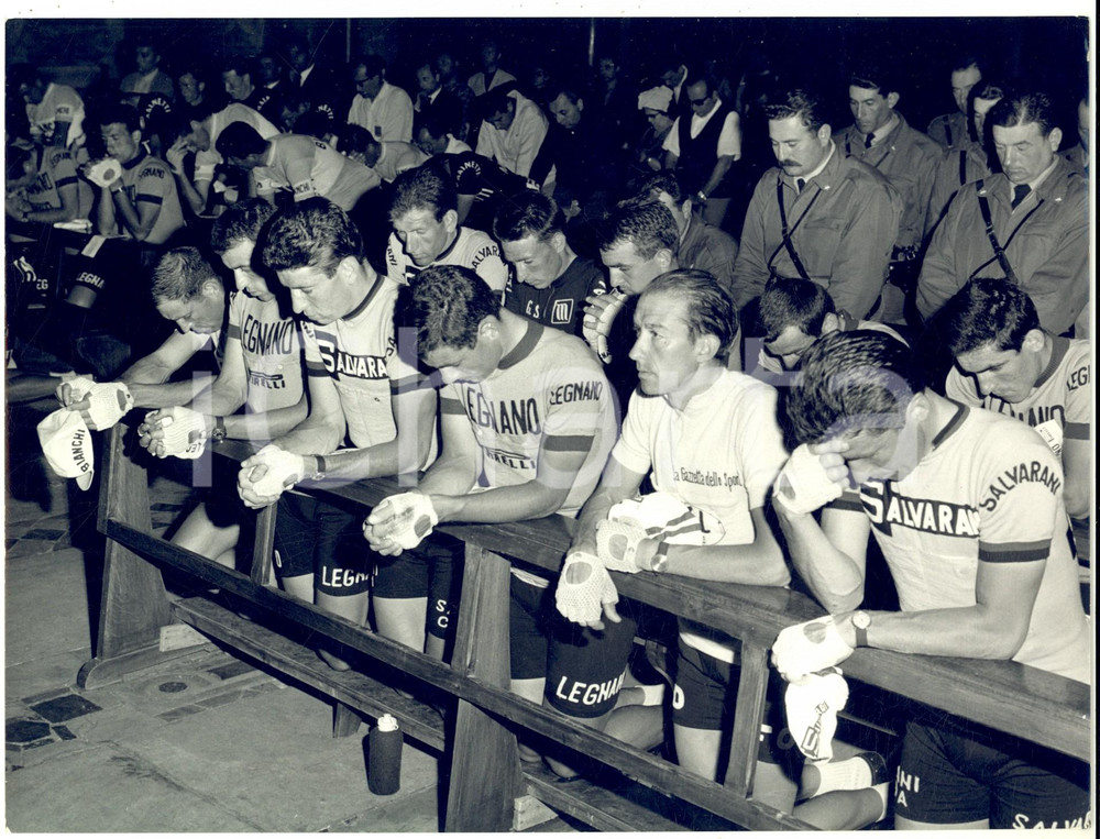 Fotografia d epoca originale 1966 GIRO D ITALIA  ROCCA DI CAMBIO   Ciclisti ascoltano la Messa Foto 24x18 1