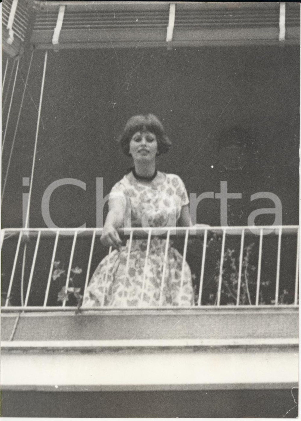 Fotografia d epoca originale 1959 ROMA Sophia LOREN si affaccia dal balcone della sua casa romana Foto 13x18 1