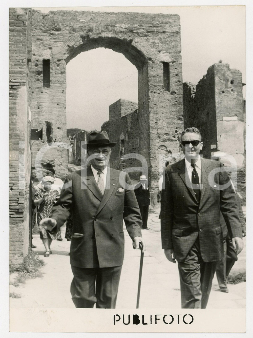 Fotografia d epoca originale 1956 POMPEI Il presidente Harry TRUMAN in visita agli scavi Foto 13x18 cm 1