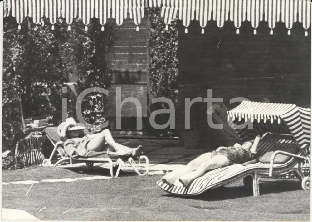 Fotografia d epoca originale 1959 ROMA Via Aurelia Antica  Sophia LOREN prende il sole a bordo piscina Foto 1