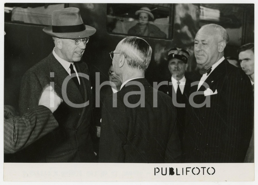 Fotografia d epoca originale 1957 NAPOLI Re Gustavo VI di SVEZIA accolto dalle autoritÃ  locali Foto 18x13 cm 1