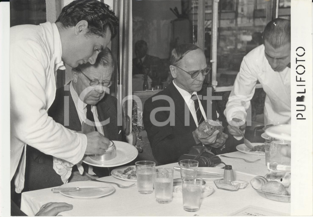 Fotografia d epoca originale 1953 NAPOLI Re Gustavo VI di SVEZIA pranza al ristorante Transatlantico Foto 1