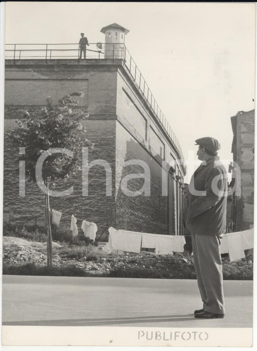 Fotografia d epoca originale 1954 PARMA Giovannino GUARESCHI prima di entrare in carcere Foto 13x18 cm 1