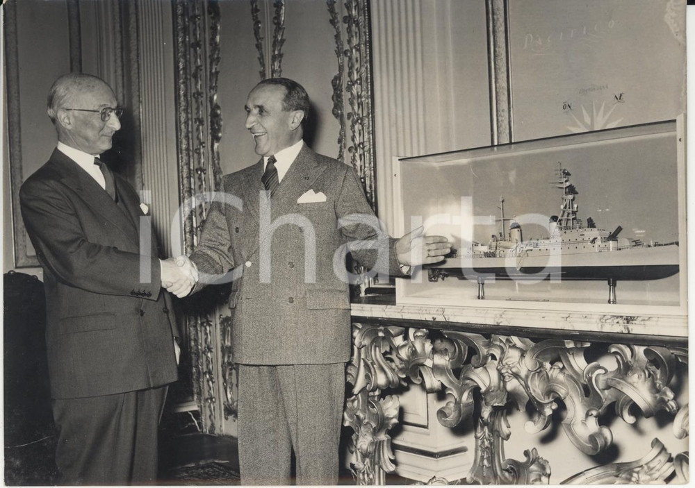 Fotografia d epoca originale 1957 ROMA James ZELLERBACH riceve modellino cacciatorpediniere Cigno Foto 1