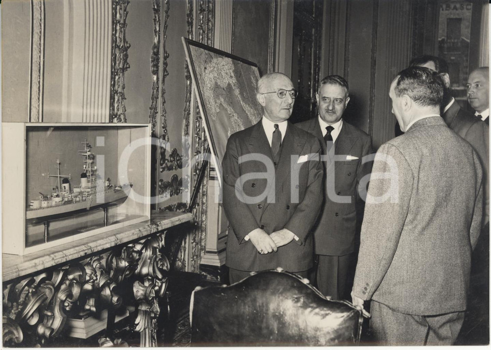 Fotografia d epoca originale 1957 ROMA Amerigo De BONIS consegna a James ZELLERBACH modellino CT Cigno 1