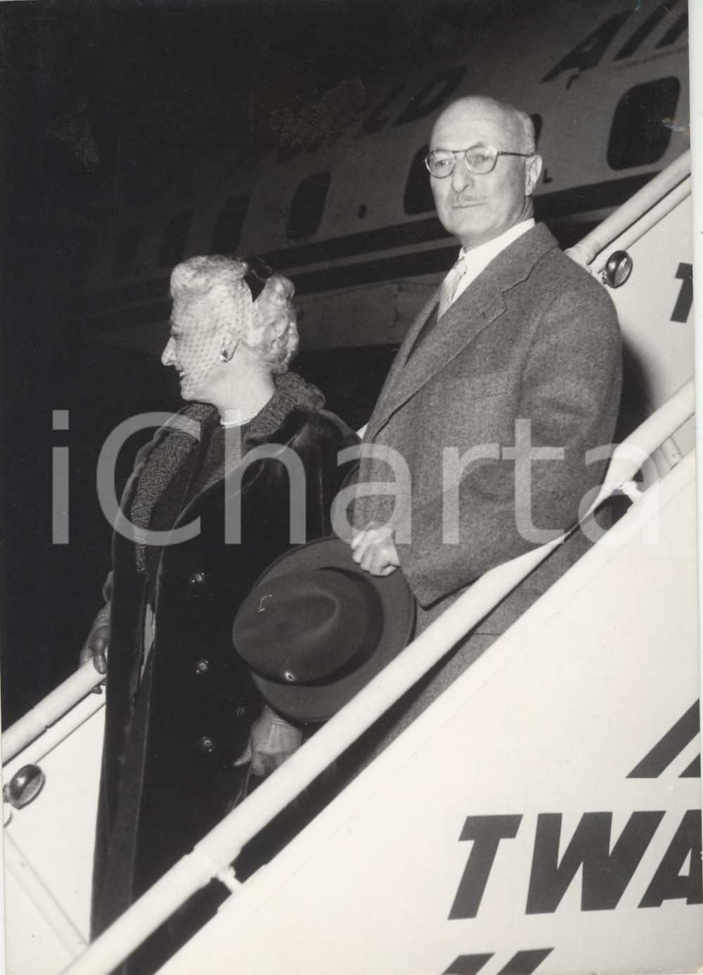 Fotografia d epoca originale 1957 ROMA Ciampino  James ZELLERBACH sbarca da aereo di linea TWA Foto13x18 cm 1