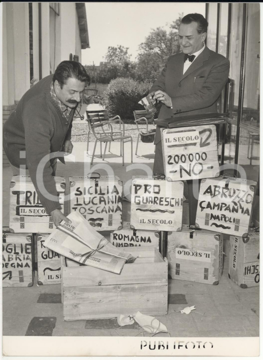 Fotografia d epoca originale 1954 RONCOLE DI BUSSETO Giovannino GUARESCHI riceve regali da tutta Italia Foto 1