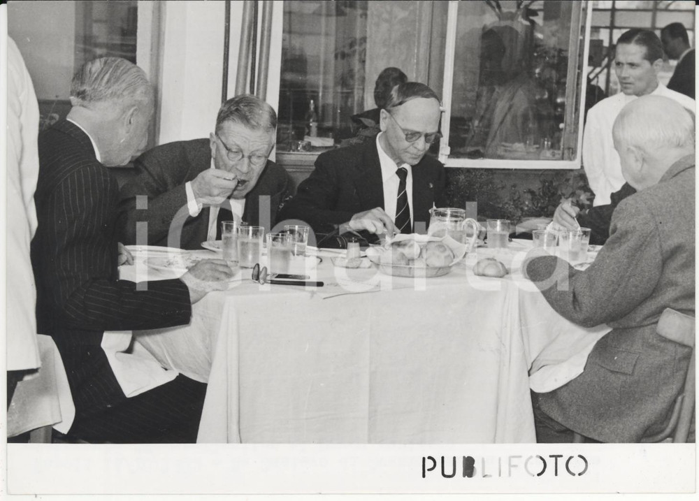 Fotografia d epoca originale 1953 NAPOLI Borgo Marinari  Gustavo VI di SVEZIA al ristorante Transatlantico 1