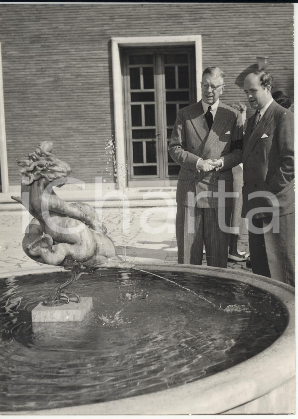 Fotografia d epoca originale 1953 ROMA Re Gustavo VI di SVEZIA visita Collegio Svedese Foto 13x18 cm 1