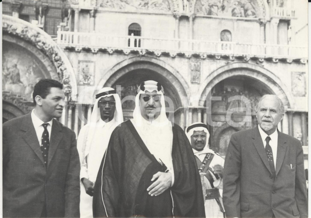 Fotografia d epoca originale 1955 ca VENEZIA Re Sa ud dell ARABIA SAUDITA scortato in Piazza San Marco Foto 1