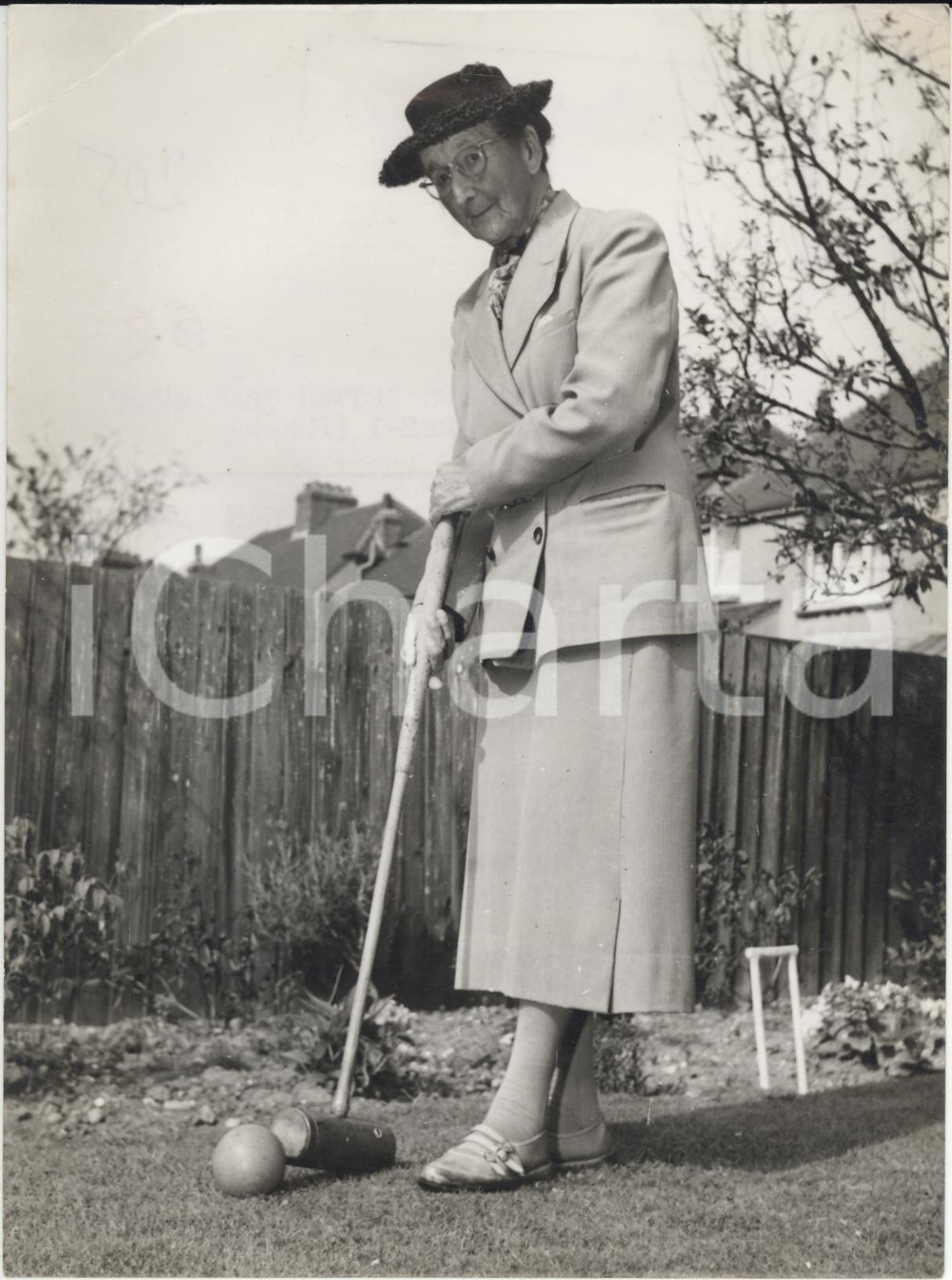 Fotografia d epoca originale 1956 SOUTWICK Miss ELPHINGSTONESTONE playing croquet Photo 15x20 cm 1