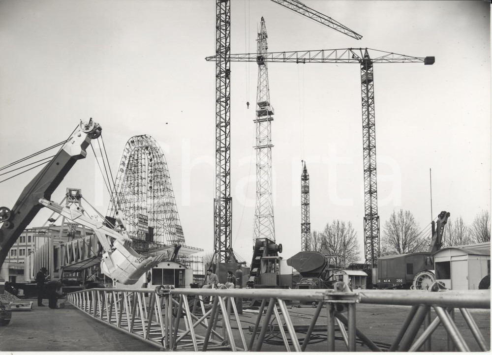 Fotografia d epoca originale 1957 MILANO XXV FIERA CAMPIONARIA  Ultimi ritocchi agli stands Foto 18x13 cm 1