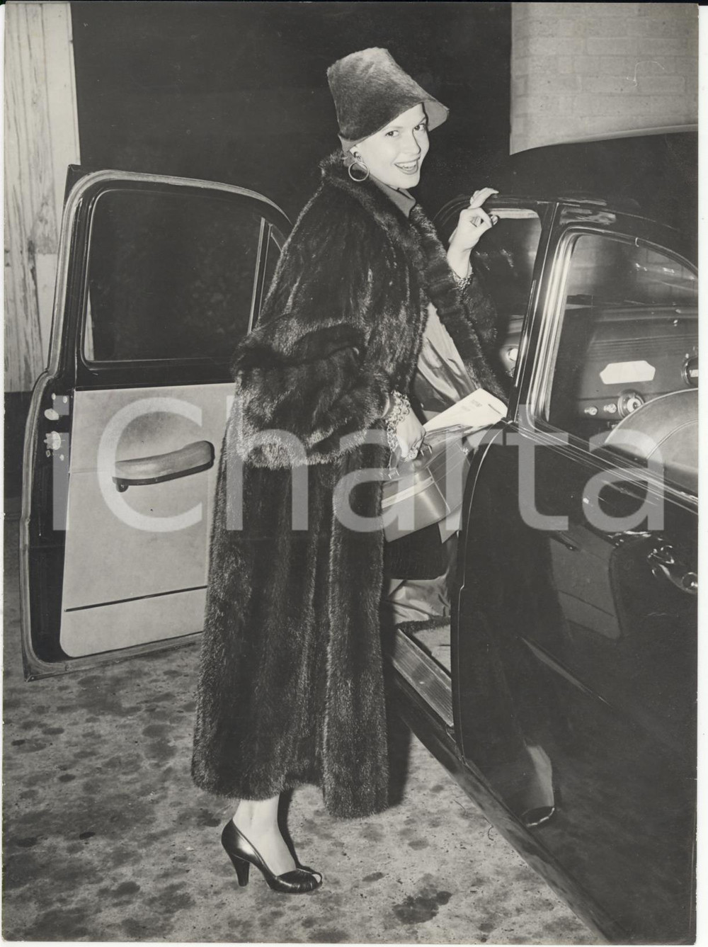 Fotografia d epoca originale 1953 NORTHOLT Airport Eva BARTOK portrait with fur coat and coal scuttle hat 1
