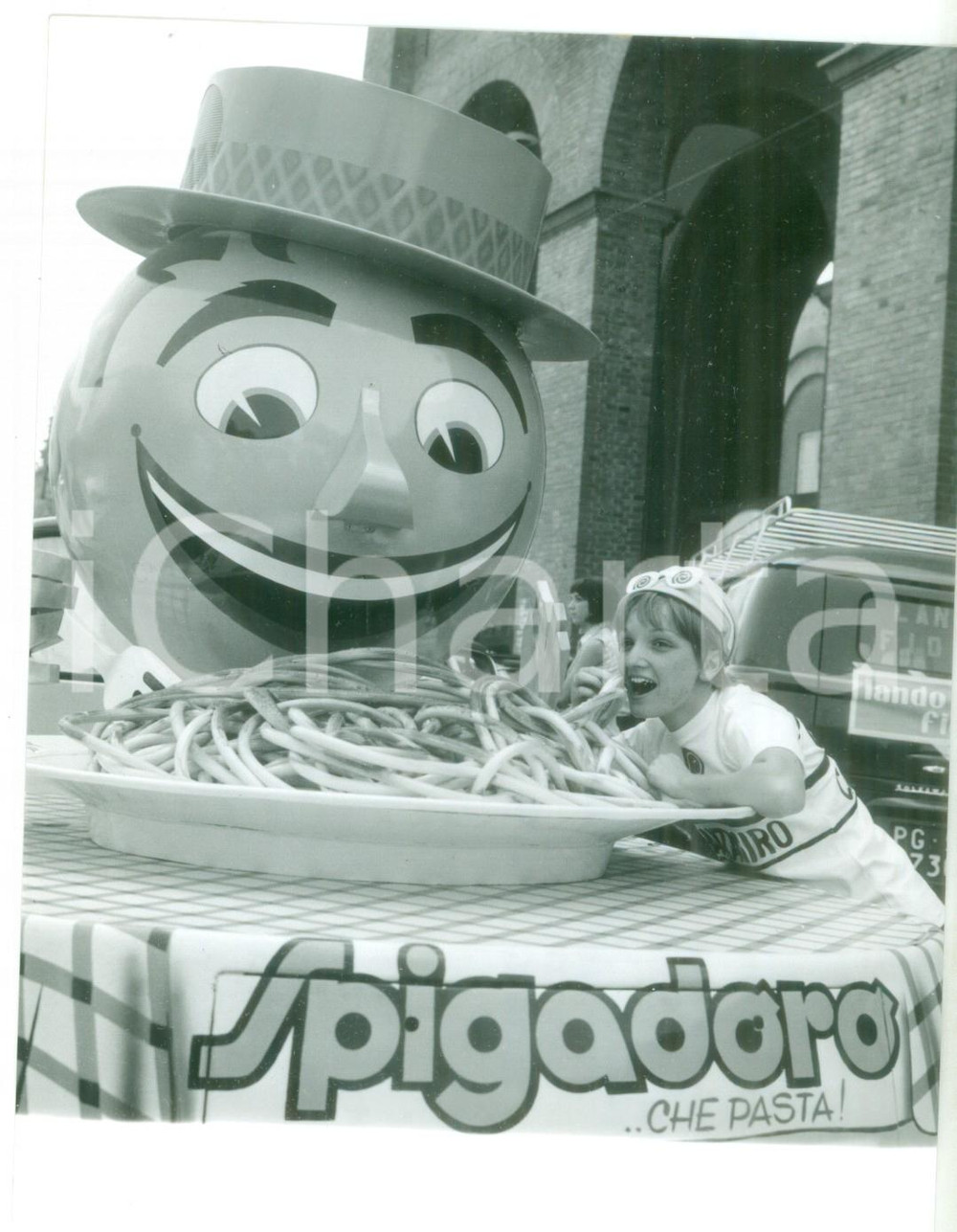 Fotografia d epoca originale 1966 BOLOGNA CANTAGIRO  Marisa GALVAN mangia finti spaghetti SPIGADORO Foto 1