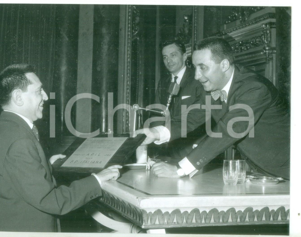 Fotografia d epoca originale 1966 MILANO  Prof. Enzo SPALTRO consegna targa premio APIL a Carlo SAMPIETRO 1