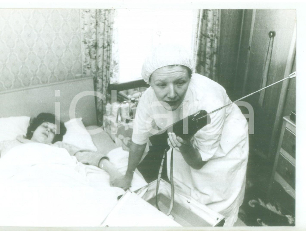 Fotografia d epoca originale 1965 LEICESTER  Visita levatrice Ann PESTELL con il nuovo apparecchio radio 1