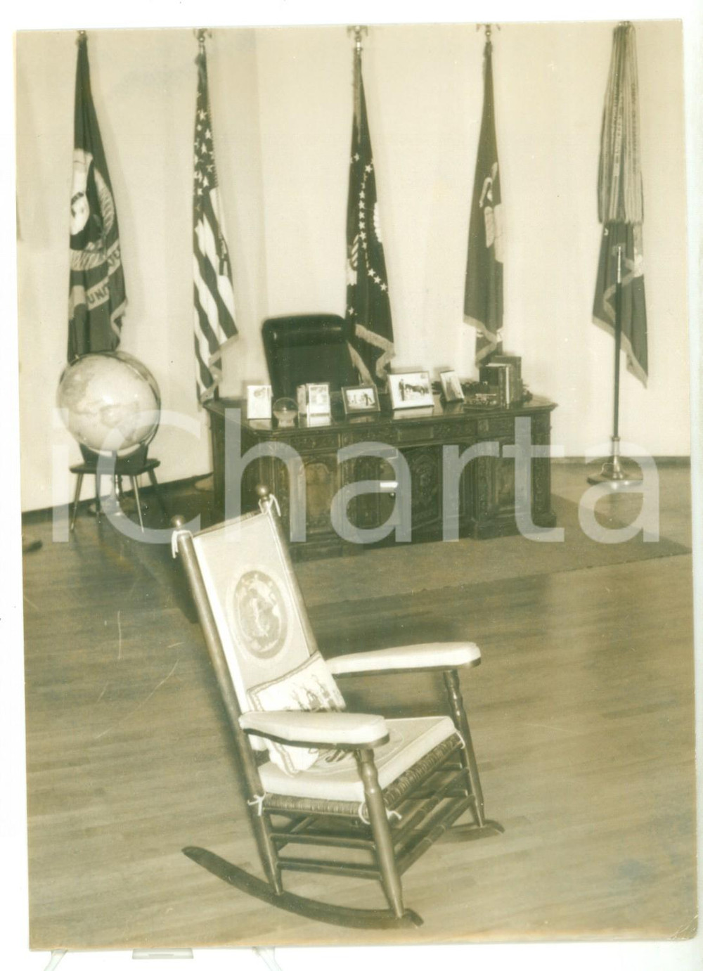 Fotografia d epoca originale 1965 MILANO  Villa via Palestro  Sedia a dondolo di J.F.KENNEDY in mostra 1