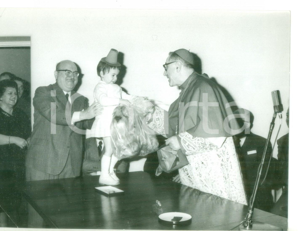 1960 ca. GENOVA - Cardinale Giuseppe SIRI consegna doni ai bambini - Foto 19x14