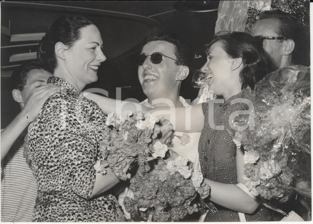 Fotografia d epoca originale 1957 PORTO DI GENOVA Renata TEBALDI accolta dai suoi ammiratori Foto 18x13 cm 1