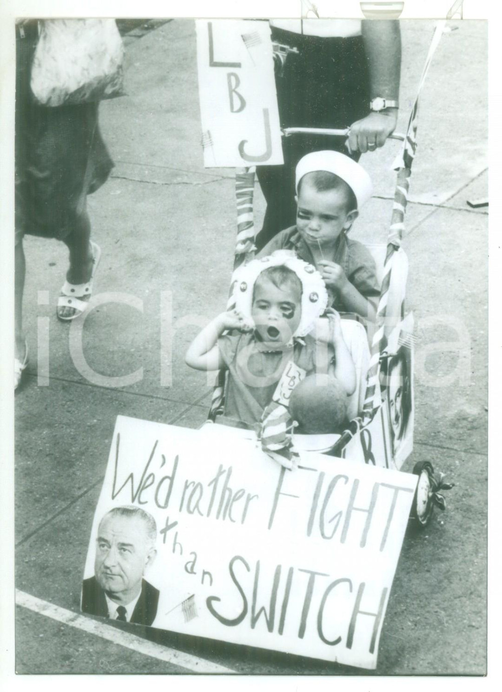 Fotografia d epoca originale 1964 NEW YORK Campagna presidenziale  Due bambini sostengono Lyndon JOHNSON 1