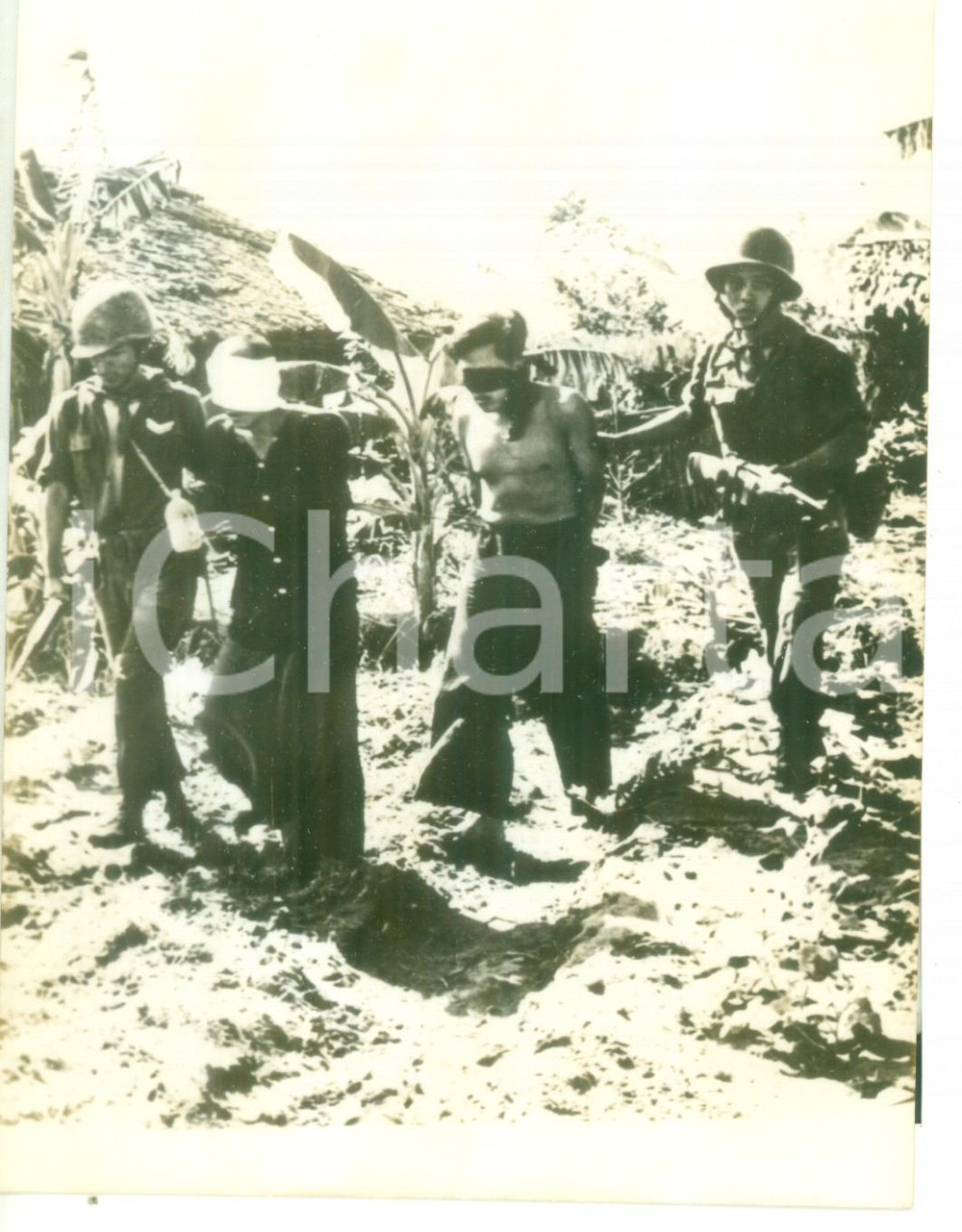 Fotografia d epoca originale 1965 GUERRA DEL VIETNAM  Soldati del Sud scortano due prigionieri Viet Cong 1
