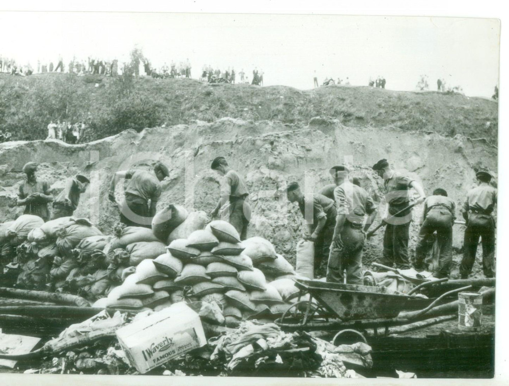 Fotografia d epoca originale 1956 CHARLEROI Miniera di MARCINELLE  Militari soccorrono operai intrappolati 1